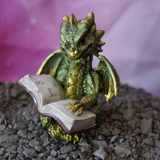 Babydrache liest ein Buch