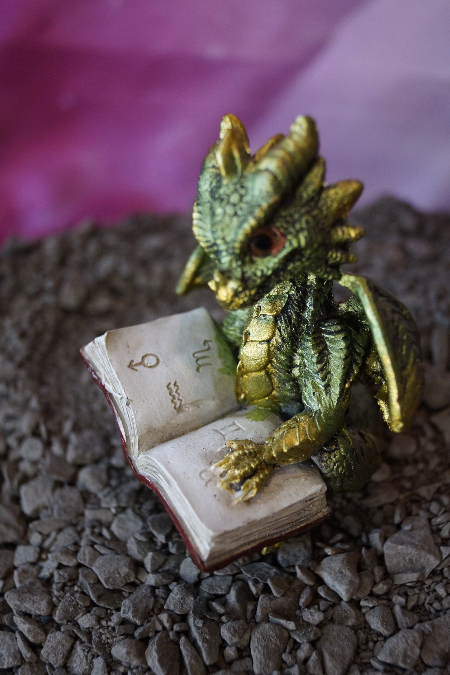 Babydrache liest ein Buch