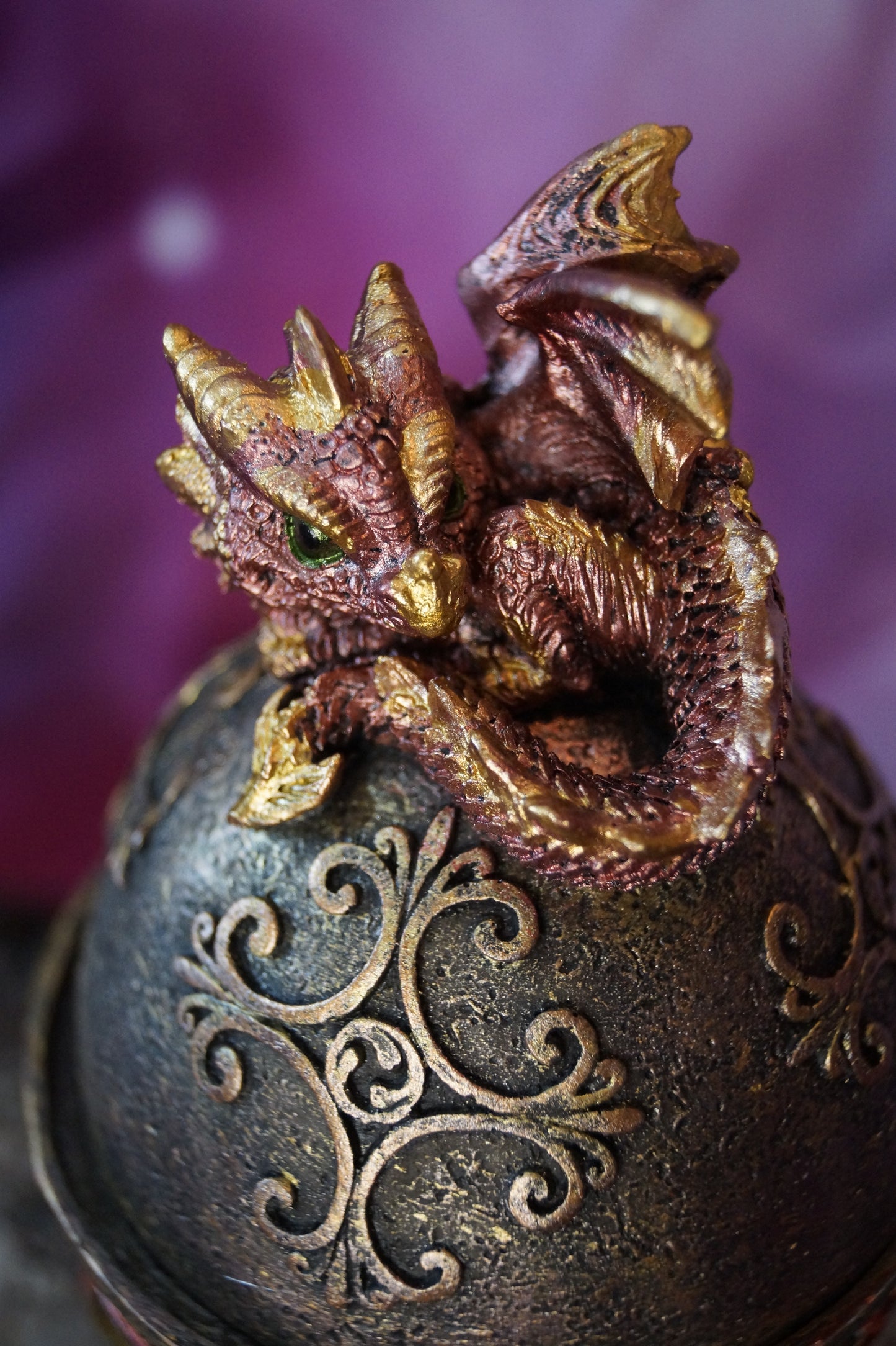 Box Babydrache auf Faberge-Ei