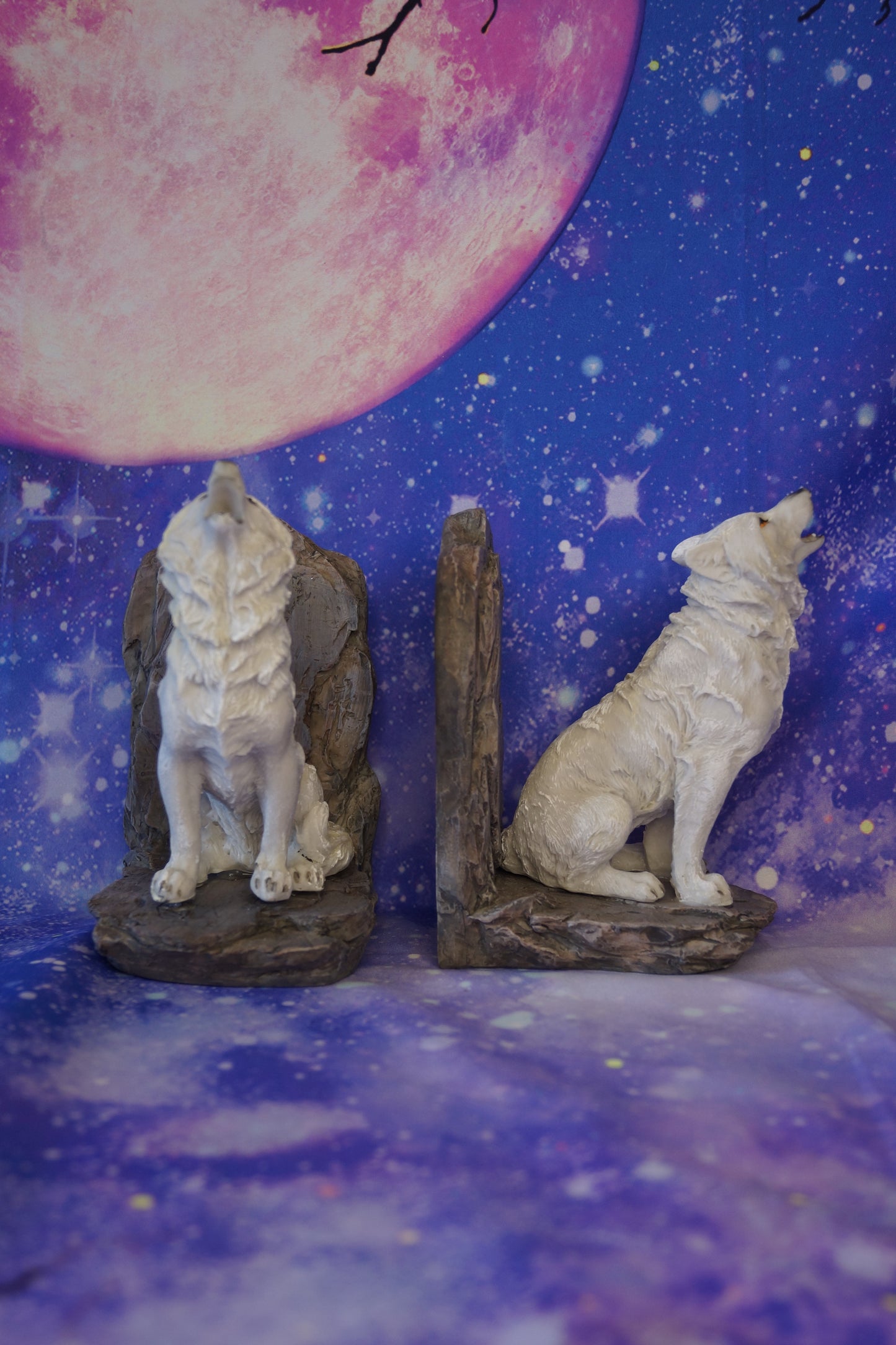 2 Buchstützen heulender Polarwolf