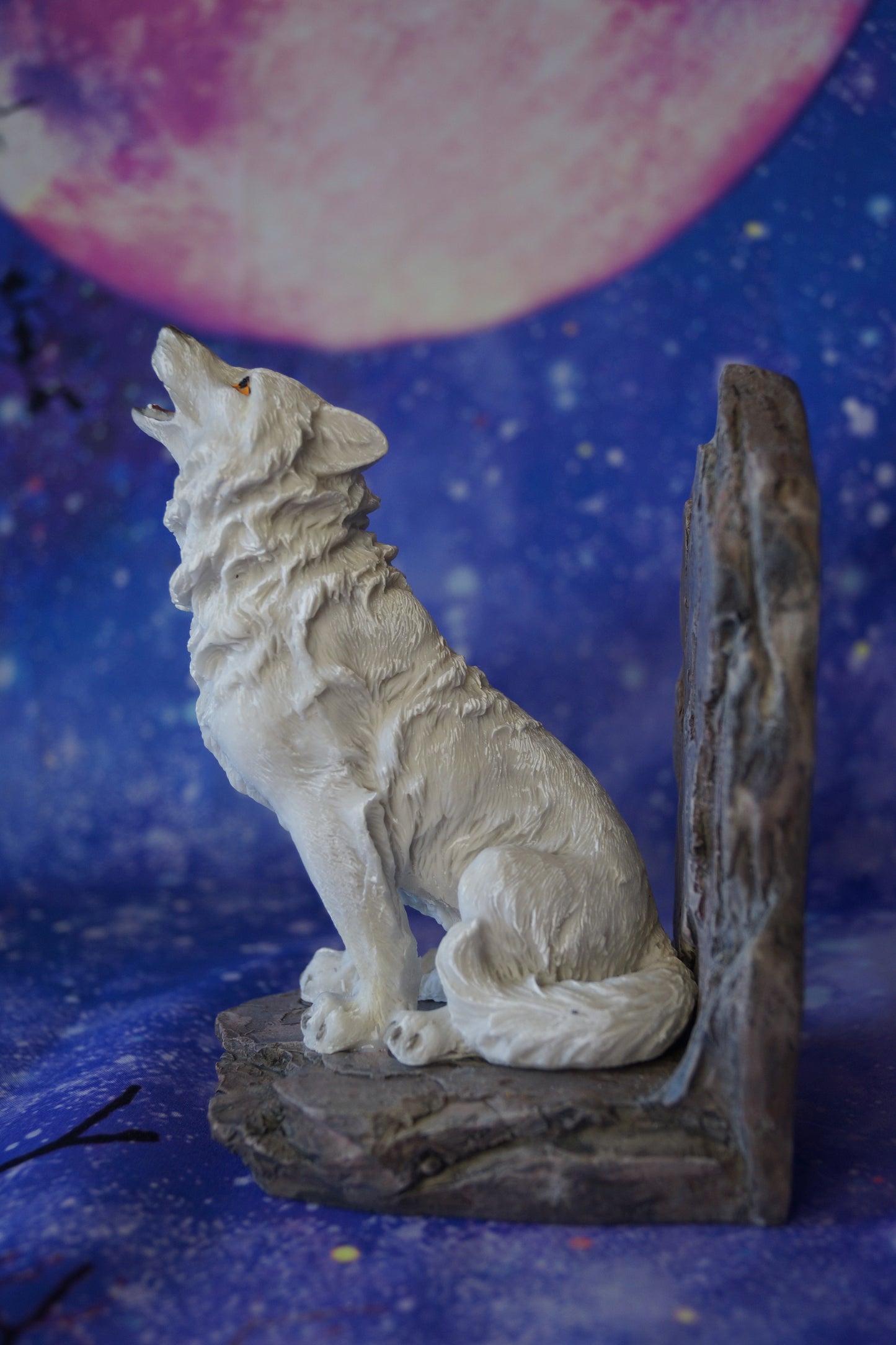2 Buchstützen heulender Polarwolf