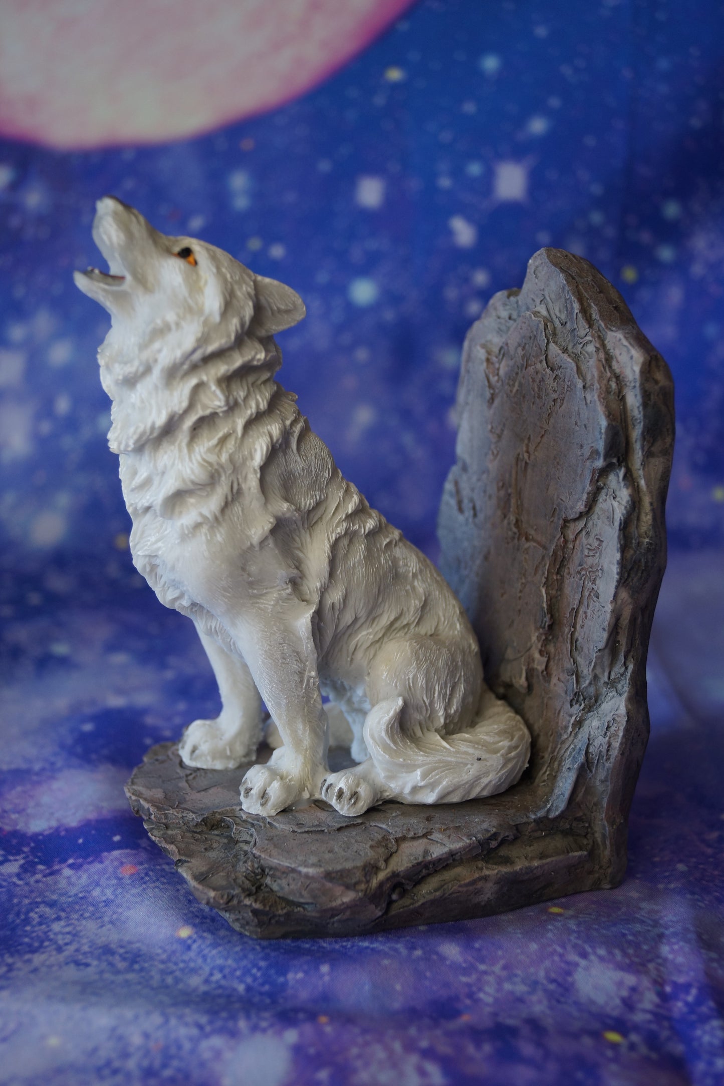 2 Buchstützen heulender Polarwolf