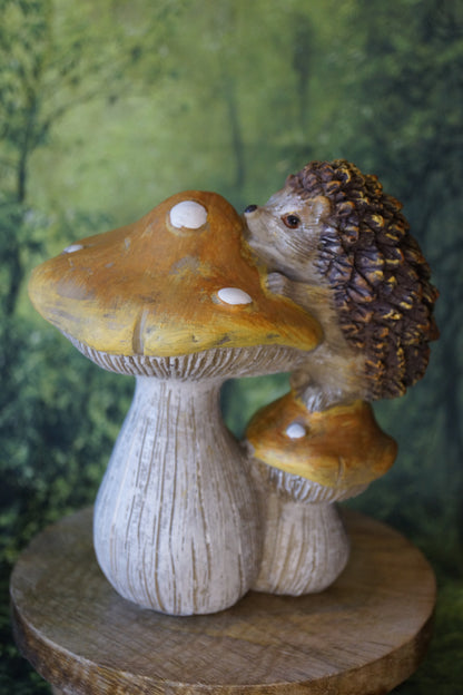 Igel auf Pilzen